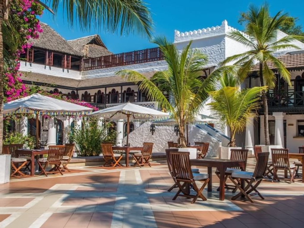 Apollo Custom Safaris Pictures - Serena Hotel